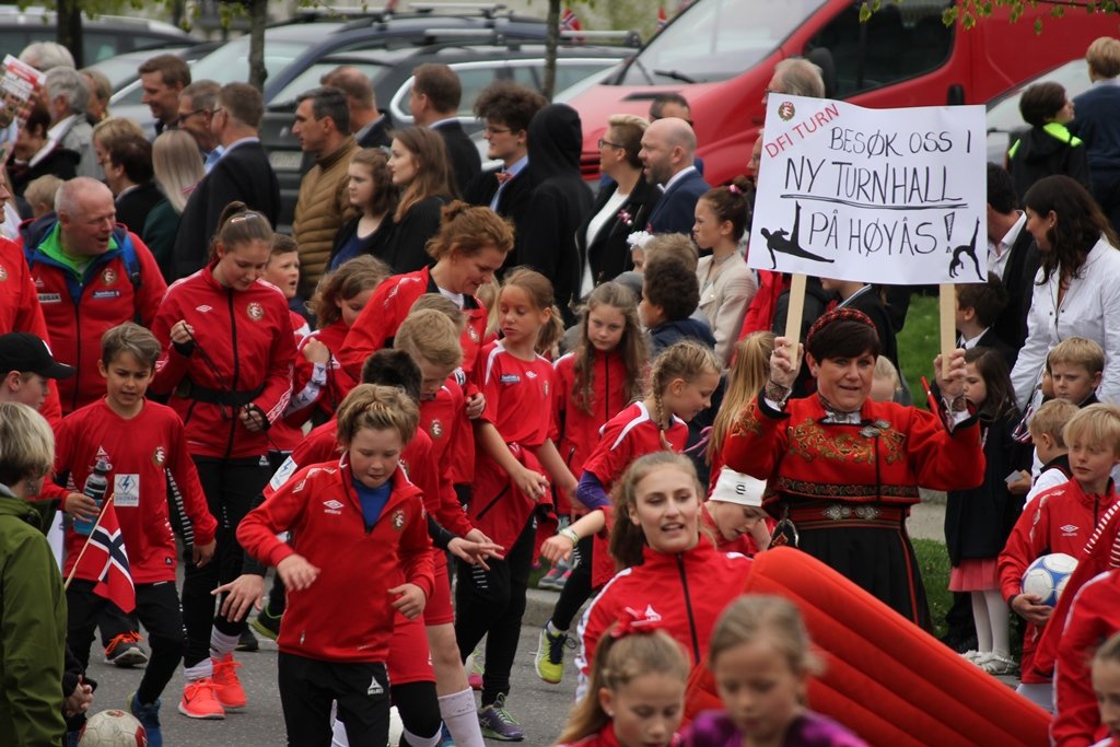 17.mai i 2017 - da var turnhallen på Høiås fortsatt et tema :-)      Foto: Pål Brigt Olsen/Amta