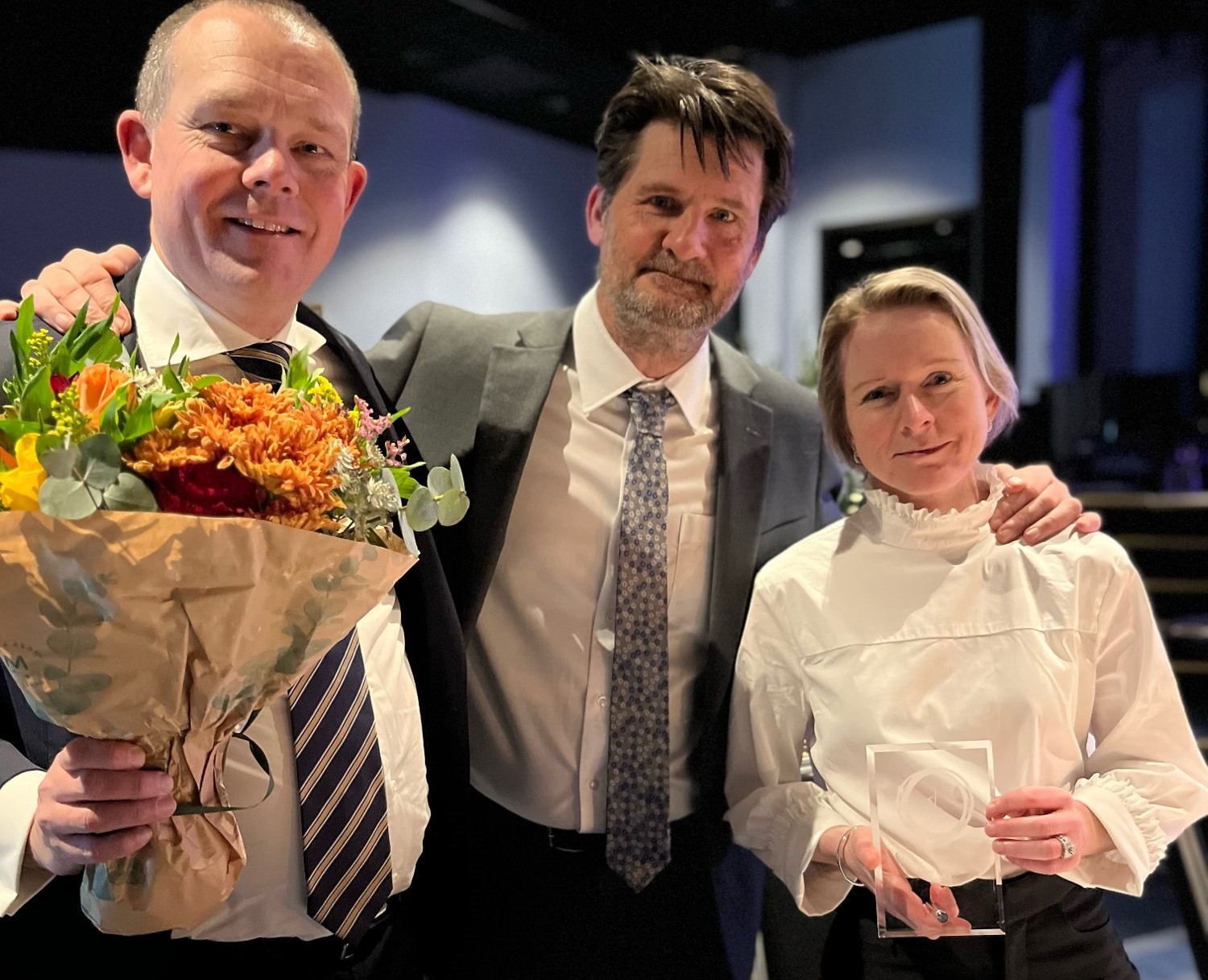 Idar Øsebak fra Hokksund Turnforening (t.v), og Kristin Themte fra Hokksund Turnforening (t.h), her sammen med turnpreident Torgeir Røindås Pedersen. Foto: Privat.