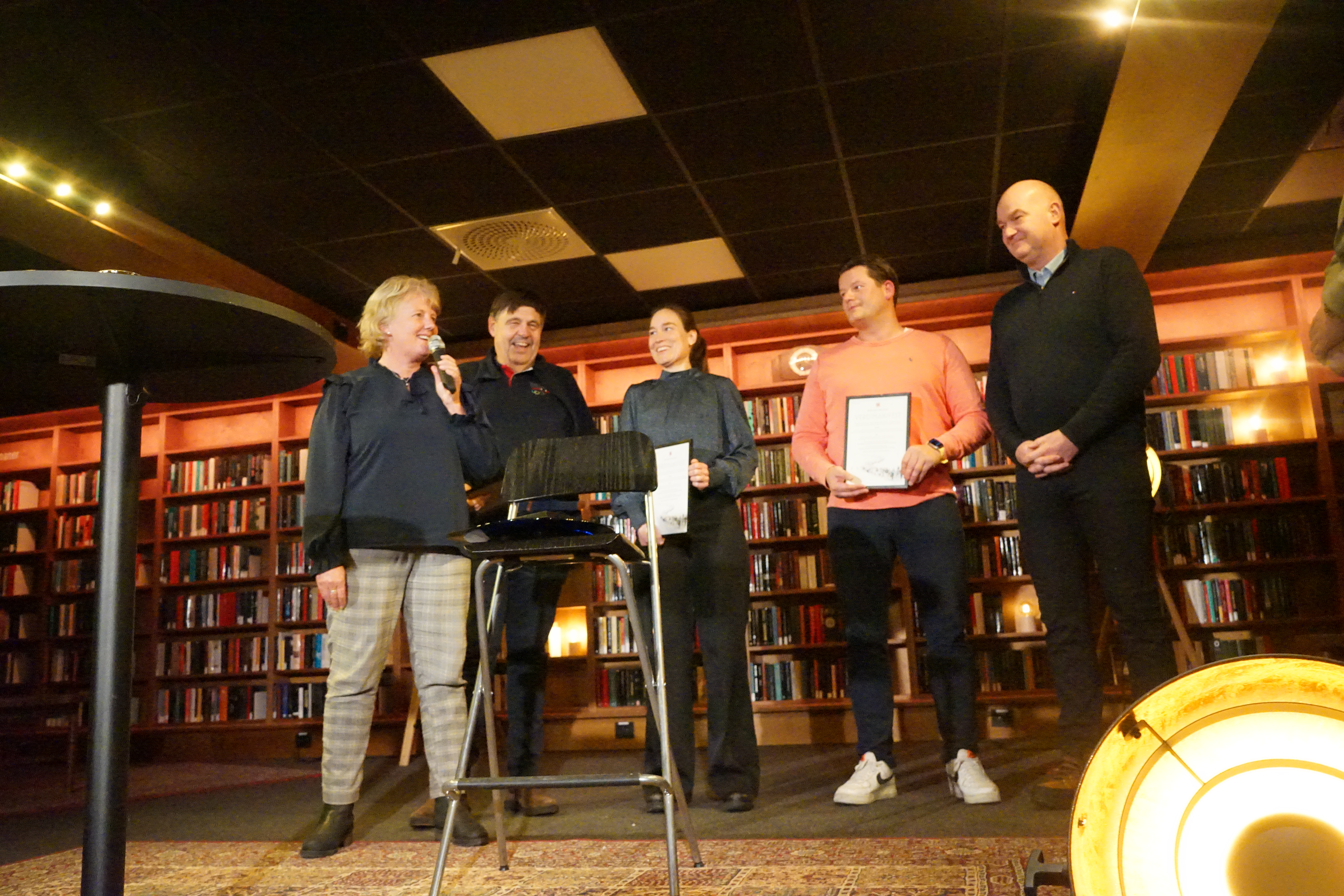 Delegasjonen som var til stede for å mota prisen. F.v Hanne Lyngaas, Tormod Brenden, Hildegunn Teigen, Christian Tetlie og Franz Rønning. Foto: Andreas Aronsen/Øvre Eiker Idretts- og aktivitetsråd