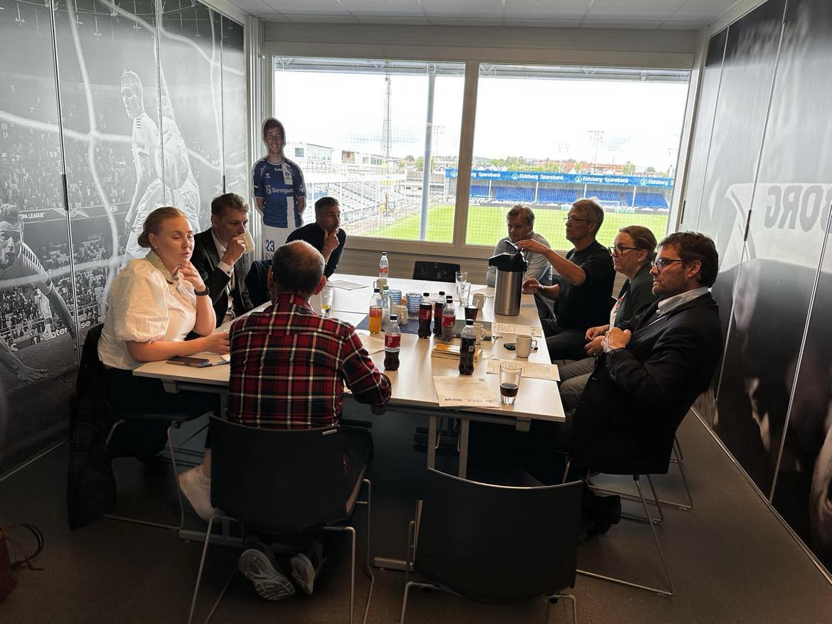 Mange gode diskusjoner om Sarpsborgidretten i et meget godt møte med politikerne.