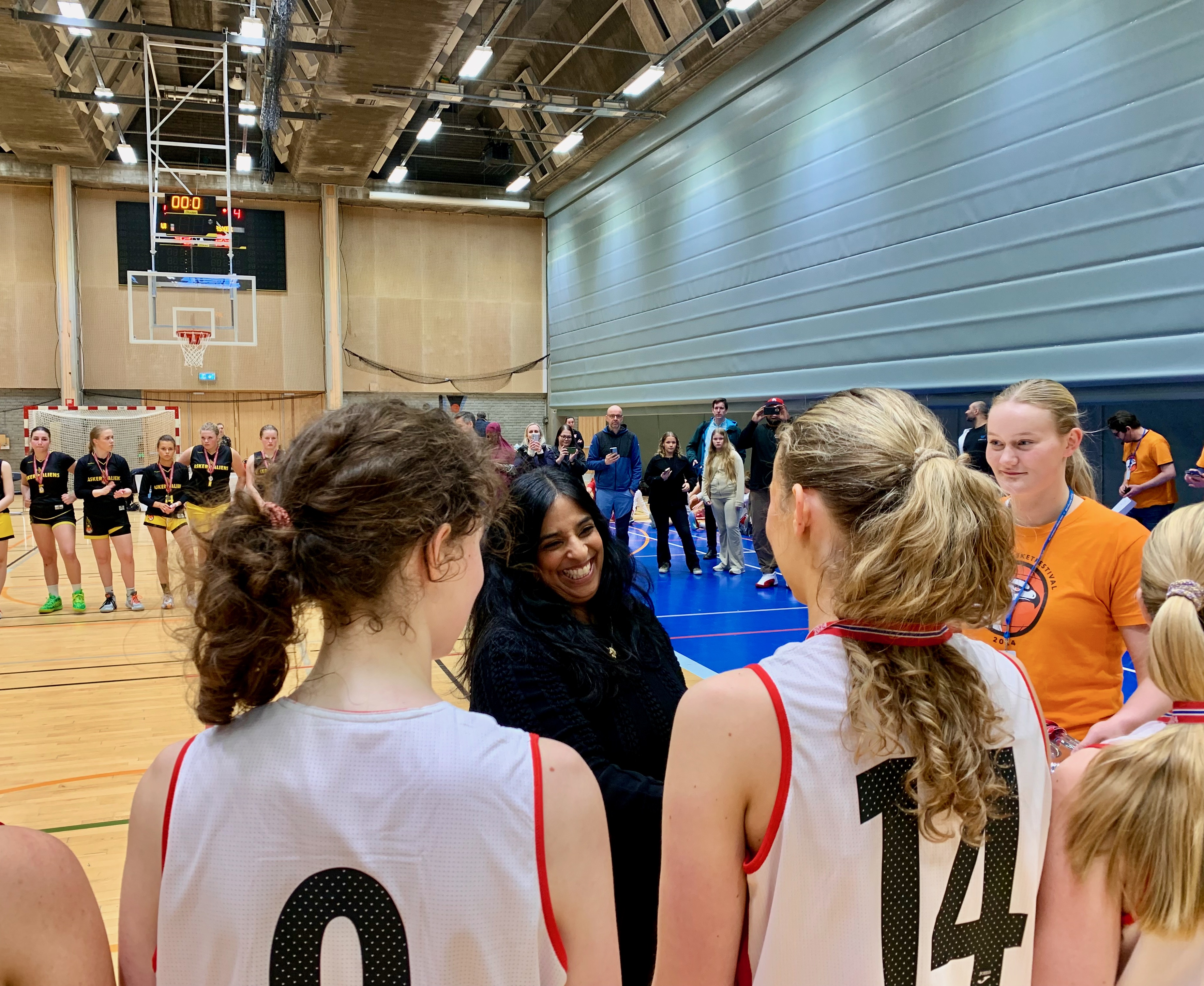 Stor stas når Kultur- og likestillingsminister Lubna Jaffery står for premieutdelingen på Bergen Basketfestival