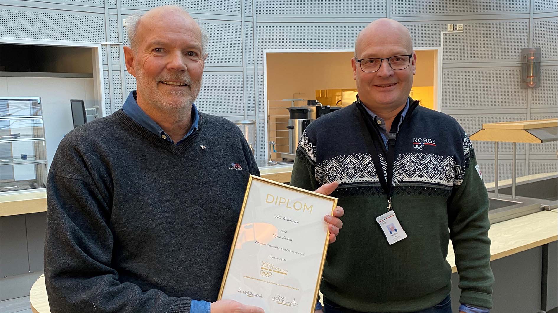 Espen Larsen tildelt Norges idrettsforbunds hederstegn. Her sammen med generalsekretær Nils Einar Aas i Norges idrettsforbund. Foto: Finn Aagaard