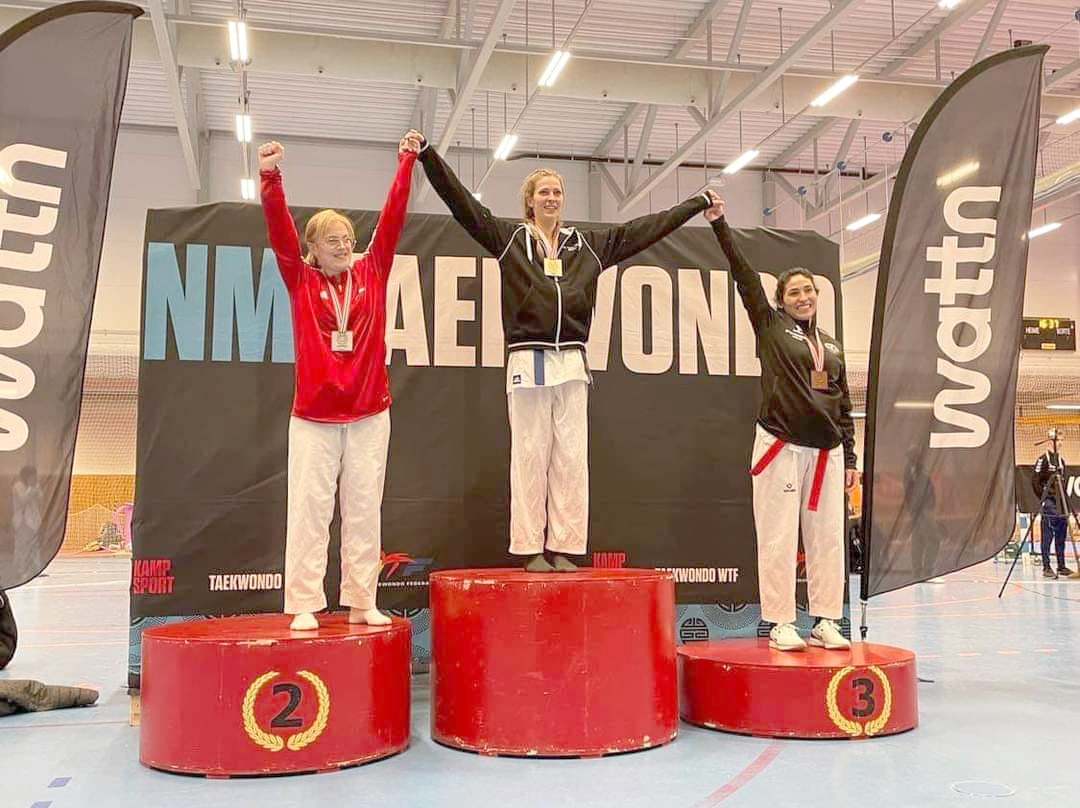 34 årige Monika Dahler (i midten) fra Hokksund vant i helgen NM gull i Taekwondo. Foto: Privat