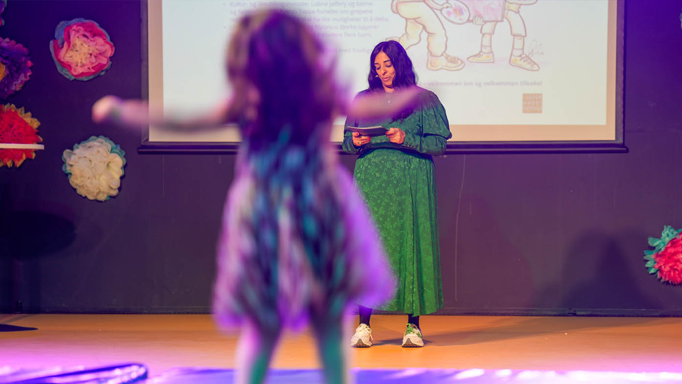 Kultur- og likestillingsminister Lubna Jeffery og barne- og familieminister Kjersti Toppe ønsket velkommen til åpen aktivitetsdag på Kulturhuset Veitvet og feiring av handlingsplanen for deltakelse i kultur, idrett og friluftsliv for barn og unge. Foto: Fredrik Varfjell/NTB