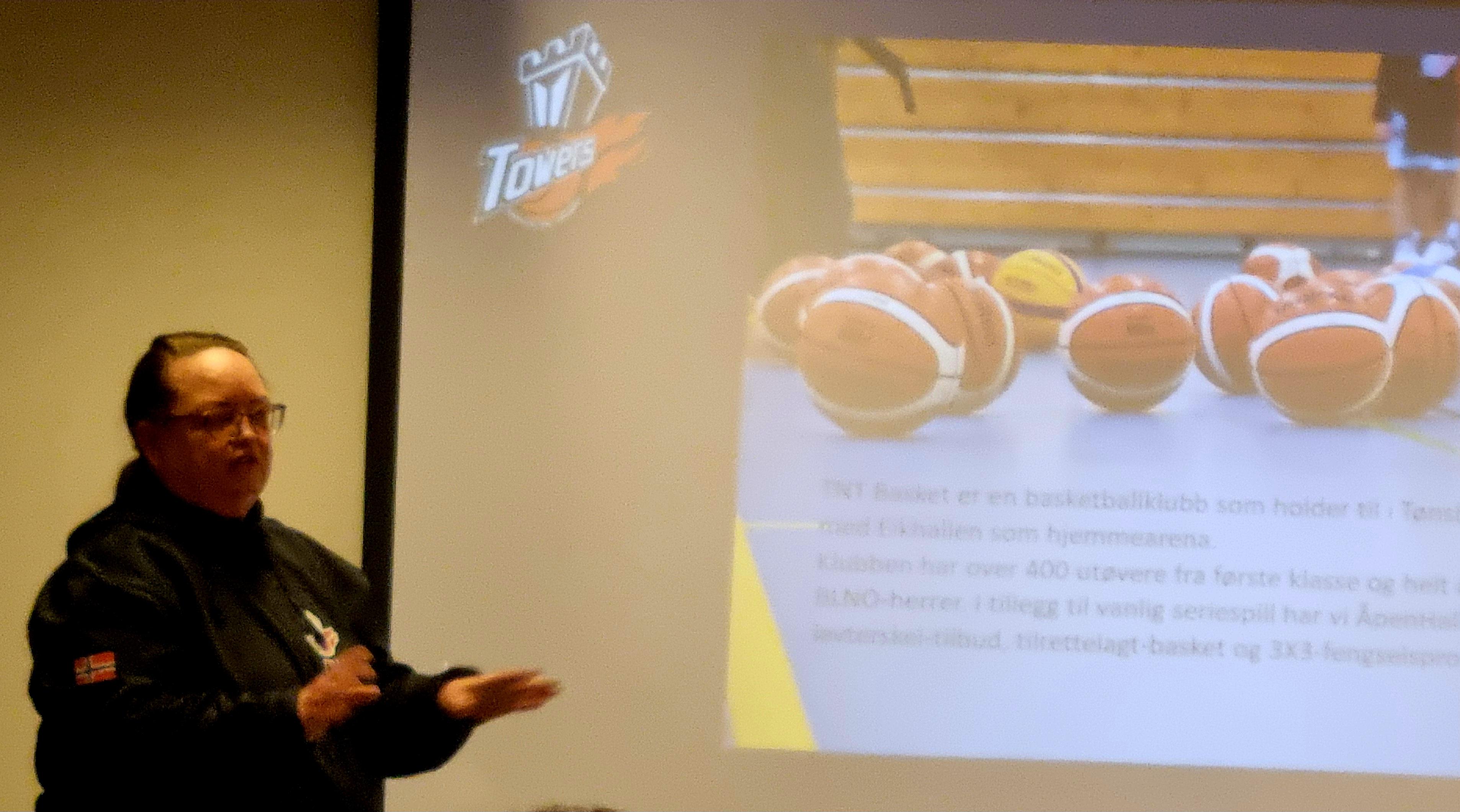 Kari Hege Jønland fra TNT Basket med innlegg.jpg