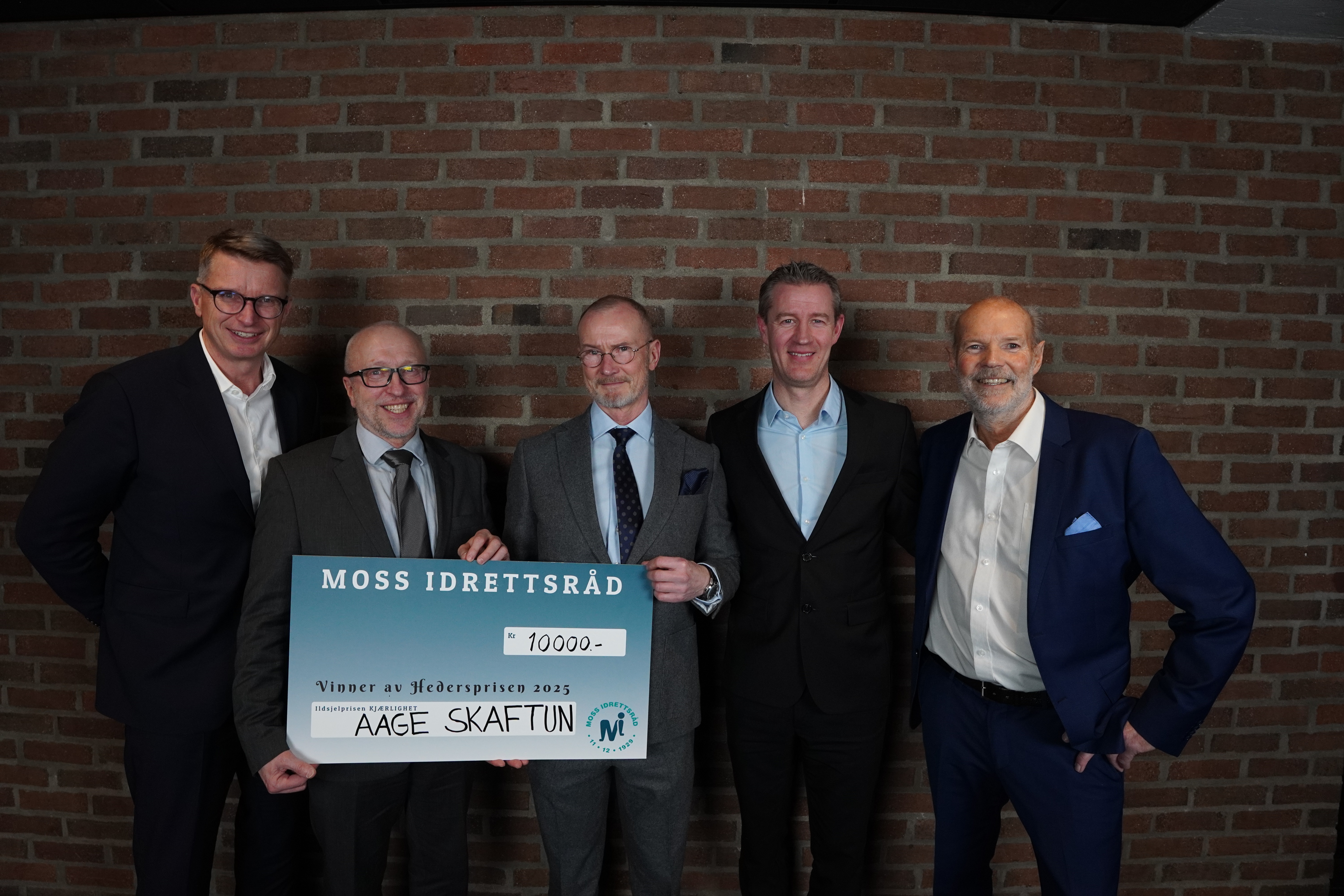 Fra venstre Tor-Egil Kristensen, leder Moss Idrettsråd, Iver Unum Moss Karateklubb, Nils Jørstad, leder Moss Karateklubb, Lars Thomas Olsen Paulshus, utvalgsleder Moss Kommune, Espen Larsen, Moss Idrettsråd