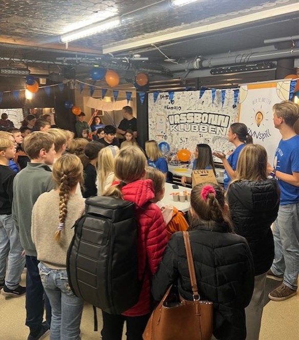 Her gjennomfører ungdommene i SportsLAB en medvirkningsløype på idrettscafeen INNspill, i samarbeid med en lokal fritidsklubb..jpg