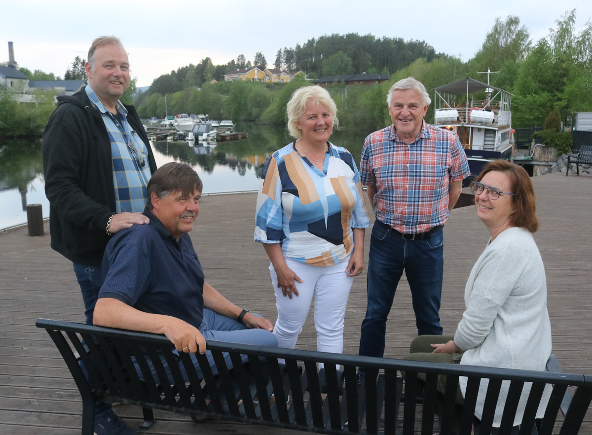 Forran: (F.v) Prosjektleder Tormod Brenden, Frivliighetskordinator i Øvre Eiker, Kari Mette Høstvik. Bak  (f.v) Cato Brekke, Hanne Lyngaas, Willy Skaret.